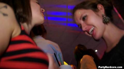 Film érotique amateur dans un club de nuit