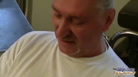 Este viejo ginécolgo aprovecha que una paciente ha venido a verlo