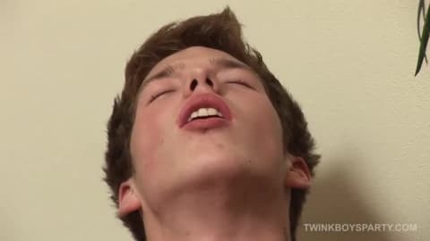 Un montón de chicos calientes haciendo un porno gay en el sofá
