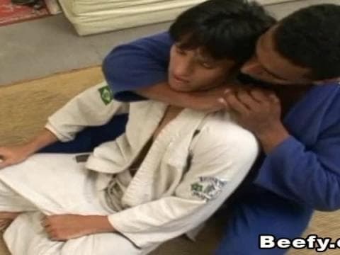 Estos dos karatekas de Foxgay se quitan el uniforme para chingar bien