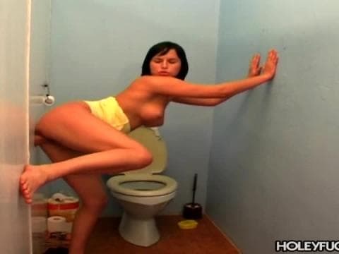 Jeune Renata découvre un gloryhole pour bien sucer et baiser
