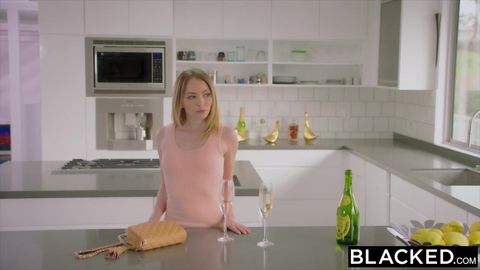 A la rubia le toca chingar en txxx con el negro más caliente y pollón