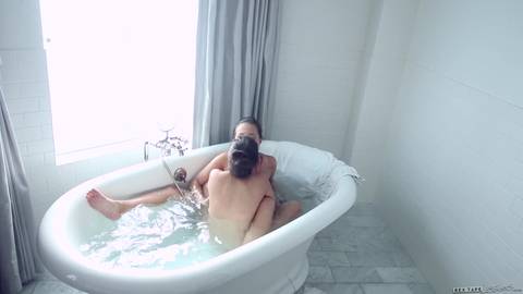 La bella chocha peluda de esta lesbiana de hd porn al bañarse