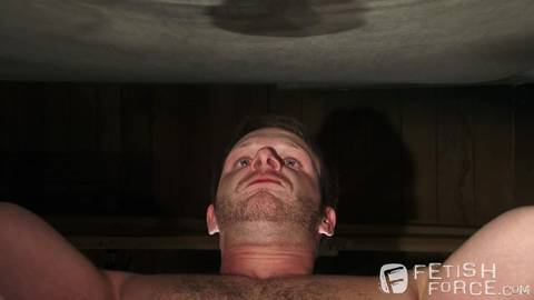 Un couple de fans organise une session BDSM gay
