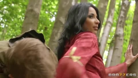 Anissa Kate se fait baiser dans une forêt
