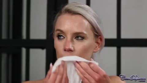 Elle prend le Biggest Cumshot de sa life