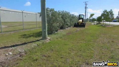 La nympho latine Rose Monroe baise partout