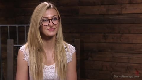 La belle Alexa Grace dans sa première soumission en BDSM