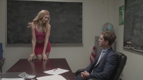 Une baise dans la salle de classe avec Alexa Grace et son professeur !