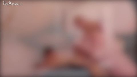 La mère de ma copine est une MILF et elle me fait une pipe