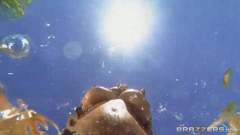Ava Addams prend une bite dans le cul à la piscine