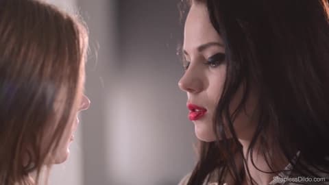 Deux strapons pour deux salopes sur Xnxx