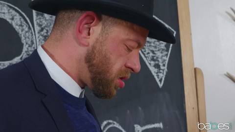 Kimmy Granger se laisse aller à la bite de ce type de Tukif