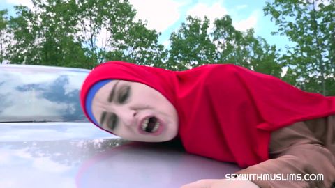 Sex arab mature sur la voiture dans la nature