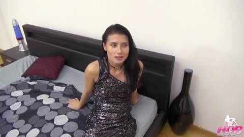 Jeune bombe sexy dans un creampie qui déborde sa chatte