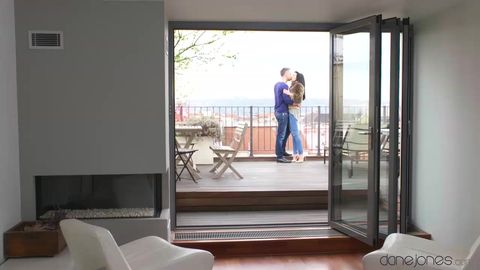 Él le pide que sea su novia y ella lo celebra mamando su pene