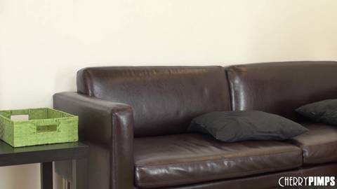 Milf blonde nous propose son Doigtage Anal