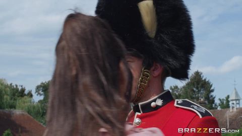 Esta bella chica folla con un guardia inglés en un porno brazzers