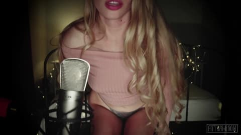 ASMR porn de belle blonde qui se masturbe