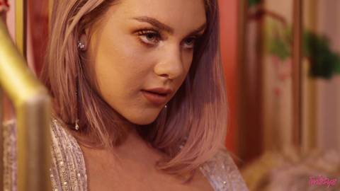 Gabbie Carter montre ses puffy nipples et se doigte sa grosse chatte