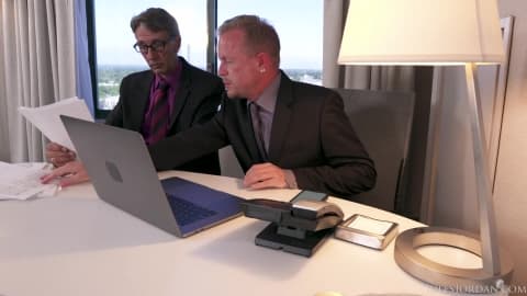 L&rsquo;asiatique Vina Sky se fait baiser par ses deux boss au bureau !