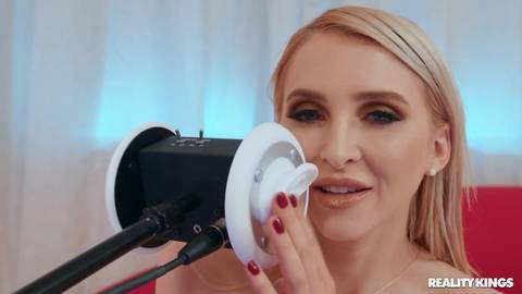 Belle femme suce durant un ASMR porn JOI