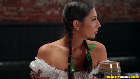 Abella Danger y su amiga llegaron al oktoberfest con ganas de coger