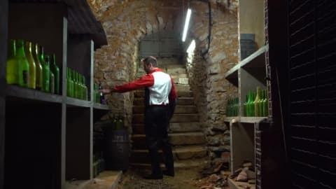 Emma Klein française dans une cave avec un ami