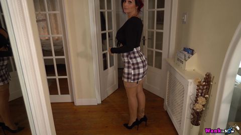 Roxi Keogh si spoglia sensualmente davanti allo specchio