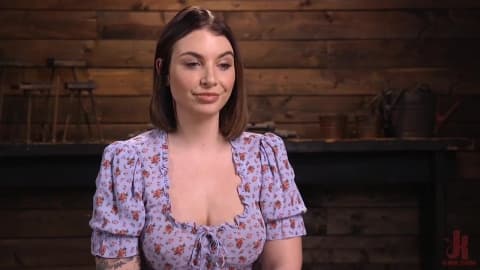 Ivy Lebelle, sublime brune tatouée, se soumet à une session BDSM hardcore