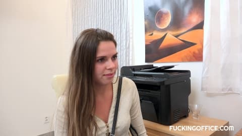 Un vídeo de aztecaporno gratis de una secretaria deliciosa gozando