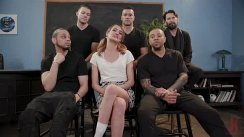 La jeune blondinette dans cette salle de classe lors d’un gang-bang hardcore !
