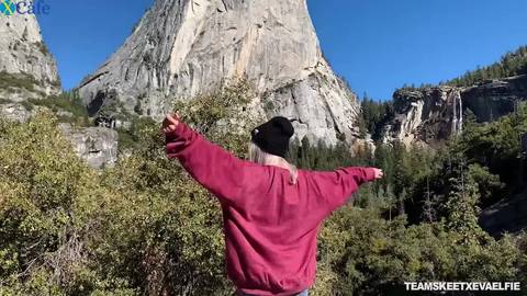 Eva Elfie fait une fellation à la montagne