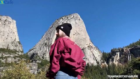 Eva Elfie fait une fellation à la montagne