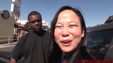 Niya asiatique se fait défonce la chatte par une BBC