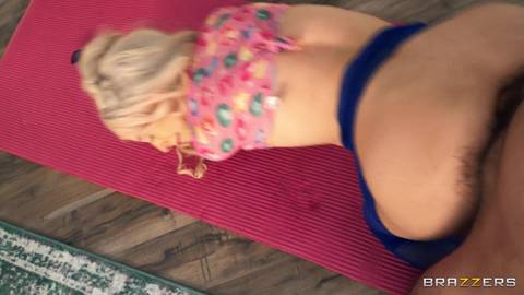 Probando una nueva posición sexual con Kenzie Reeves en Peliculas XXX