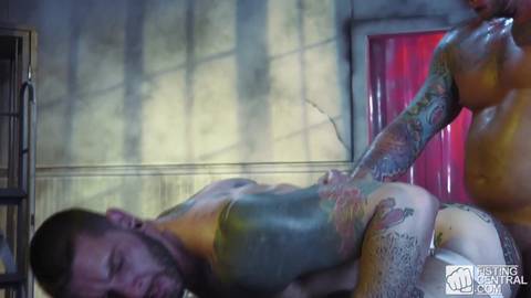 Teddy Bryce sodomiza brutalmente a su amigo gay follando de tarde