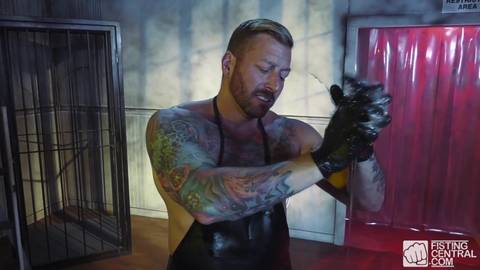 Un delicioso fist fucking en un porno gay latino de peludos