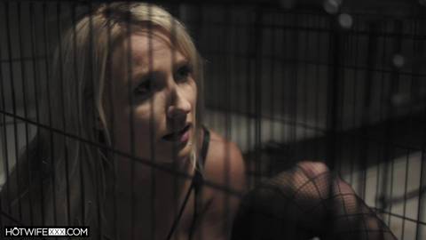 La rubia hace Videos Porno Gratis dentro de una jaula de castigo