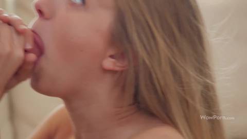 Cette jeune fille aime la bite et le sperme