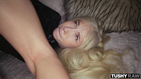 Il enlève le plug pour du teen anal