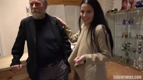 El viejo de la tienda se la folla como en un hardsextube xxx