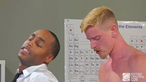 Alson es feliz follando en clases de química en Videos Porno Gay