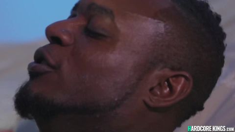 Mari folla con un negro mientras está su marido cornudo mirando