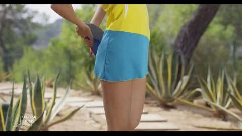 Deux mecs trouvent Paula Shy sur le transat et la baise