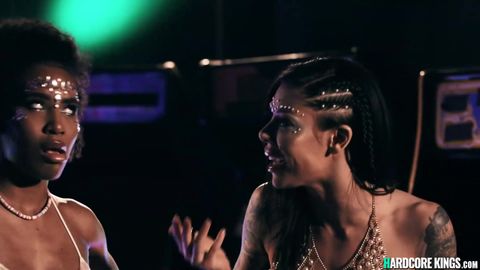 Dos bailarinas exóticas terminarán haciendo un porno de lesbianas