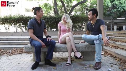 Jeune blonde baise deux mecs jeune asiatique