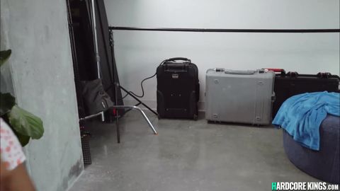 Teen Nera Tettona Succhia Cazzo e Si Fa Scopare