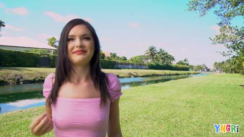 Selina sait que le sexe interracial est la meilleure chose