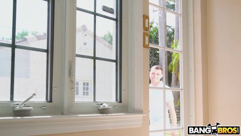 Une star du milfs tube, invite sa voisine